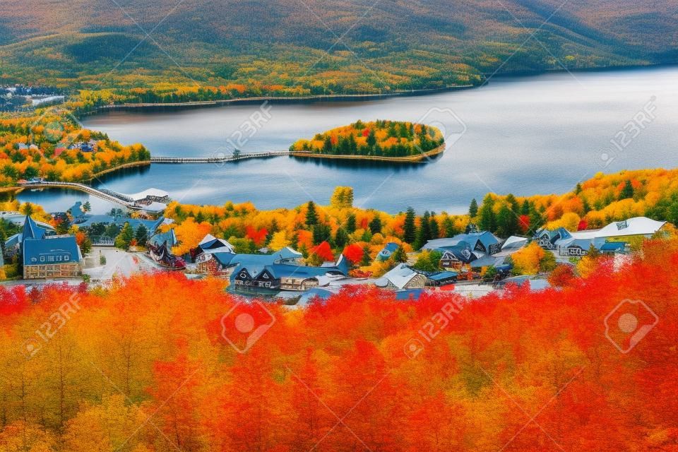 モン ・ トランブラン村と湖と秋の色背景、ケベック州、カナダの写真