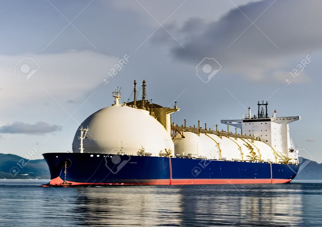LNG-tanker voor anker in de weg.