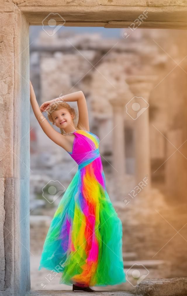 Una chica en un vestido de colores y las ruinas del antiguo Quersoneso