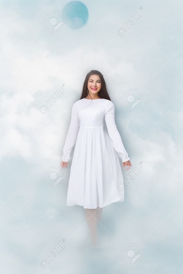 Retrato de mujer despreocupada joven en vestido blanco