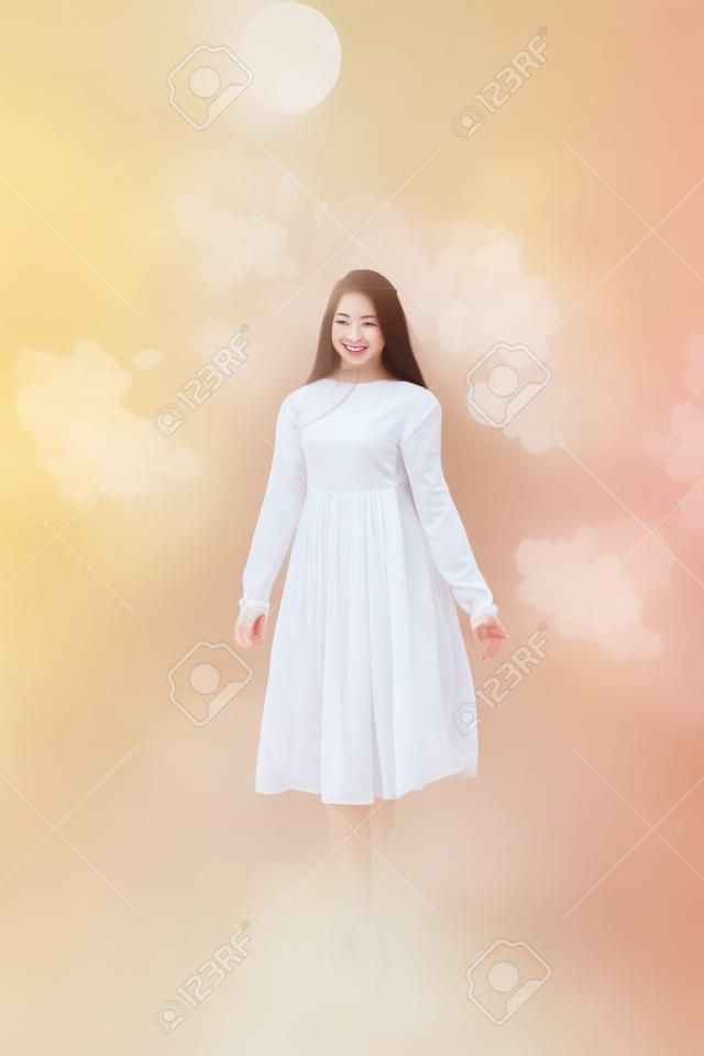 ritratto di spensierata giovane donna in abito bianco