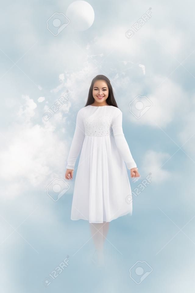 Портрет беззаботной молодой женщины в белом платье