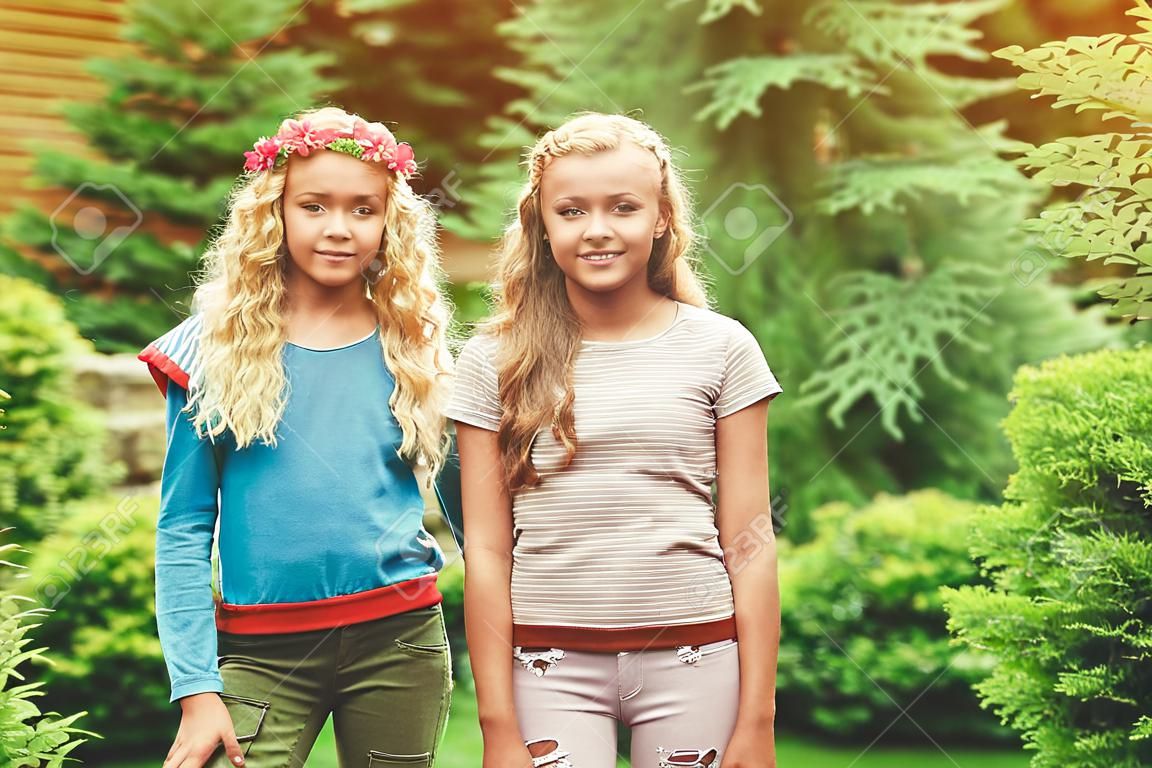 공원, 라이프 스타일 사람들이 개념을 아름다운 십대 여자 쌍둥이 초상화.