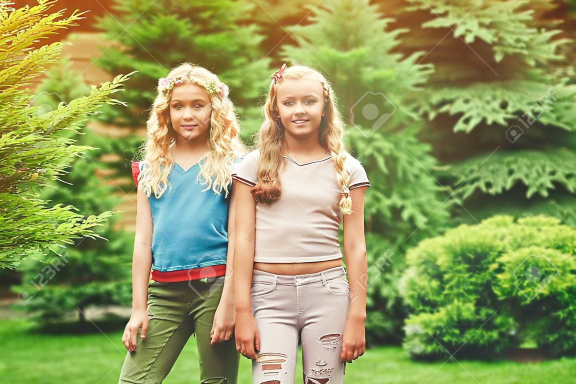 공원, 라이프 스타일 사람들이 개념을 아름다운 십대 여자 쌍둥이 초상화.