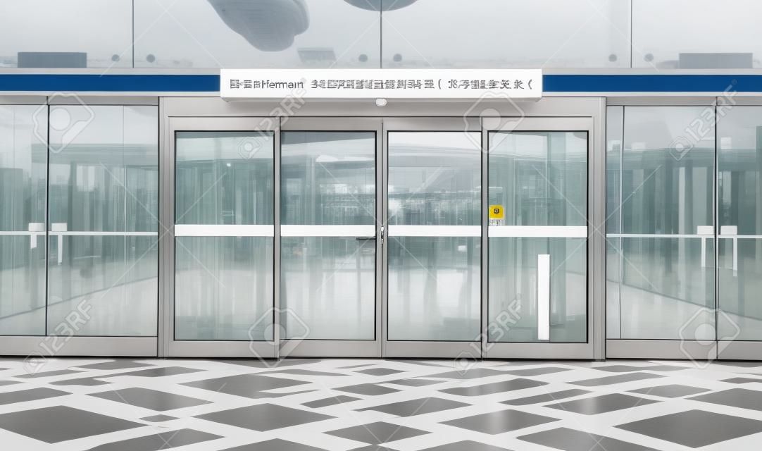Entrada terminal de la terminal del aeropuerto y puerta automática de cristal