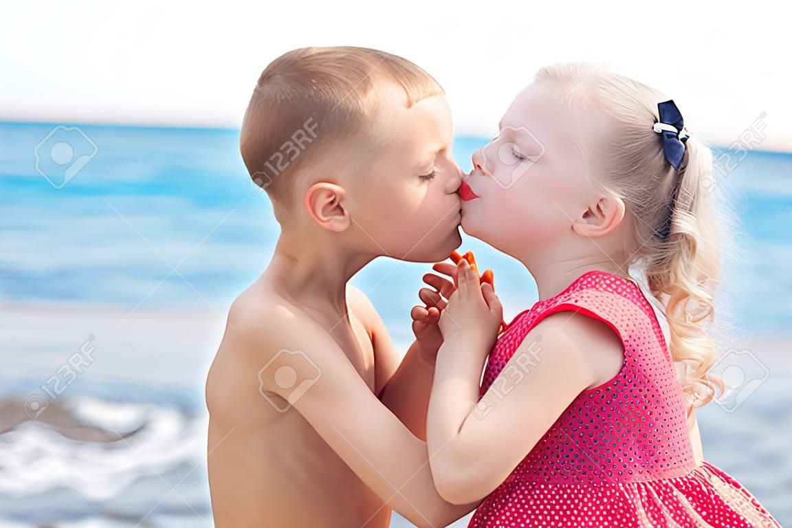 Портрет двух детей, поцелуи на пляже