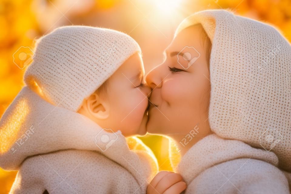 dat is de zoete liefdevolle kus, mam en zon zoenen, mooie herfstdag, close-up, selectieve focus