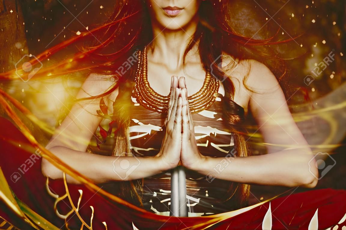 Mujer en posición de yoga foto compuesta cerca de las manos en gesto de Namaste