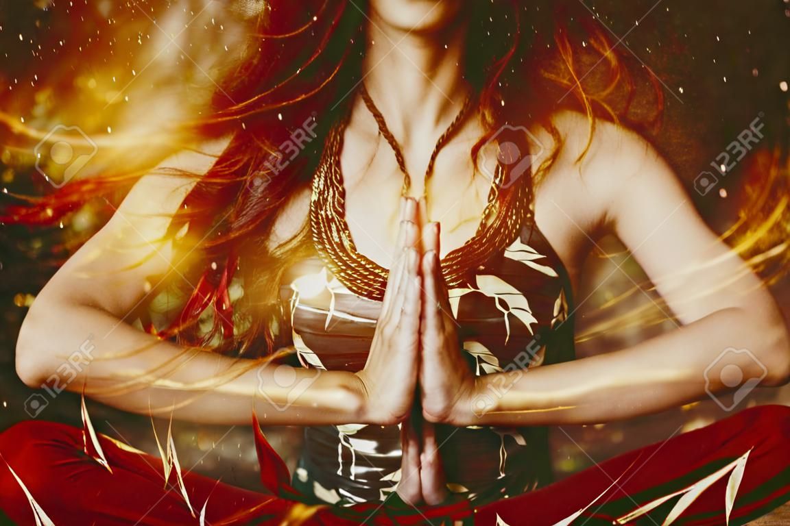 femme dans le yoga position de photo composite gros plan de mains dans namaste geste