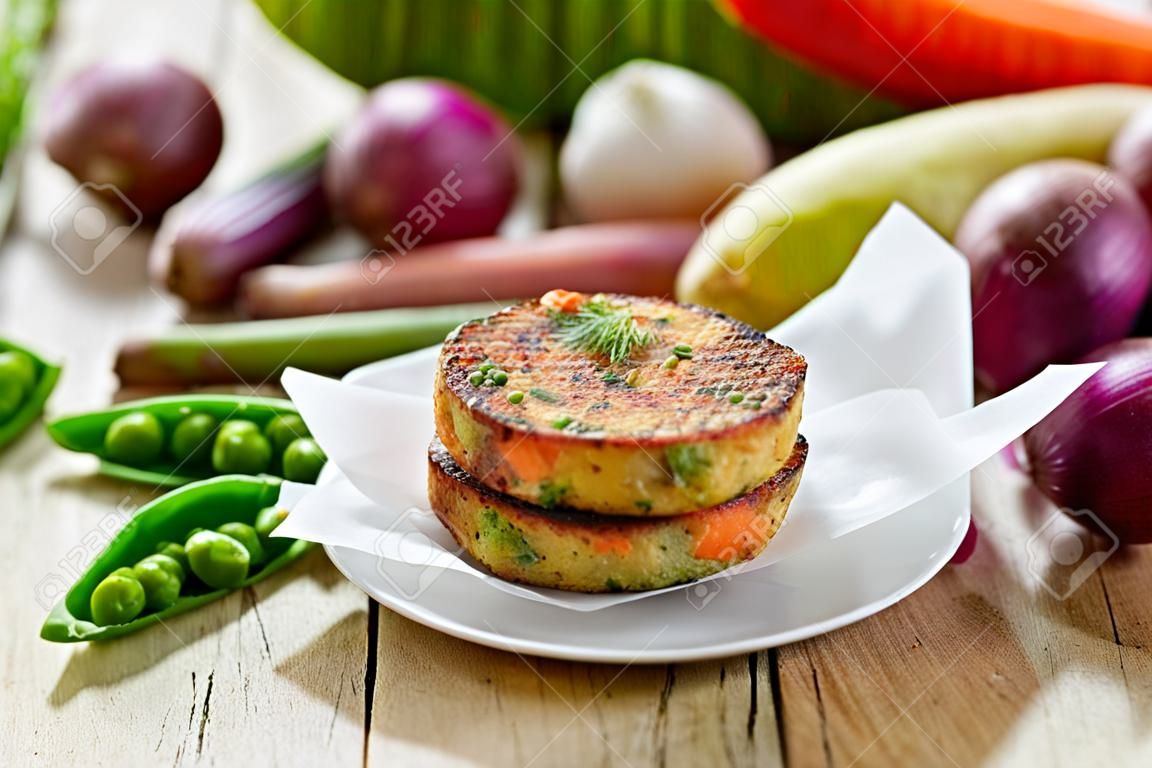 健康素食馅饼由土豆胡萝卜洋葱豌豆的药草和香料，选择性聚焦