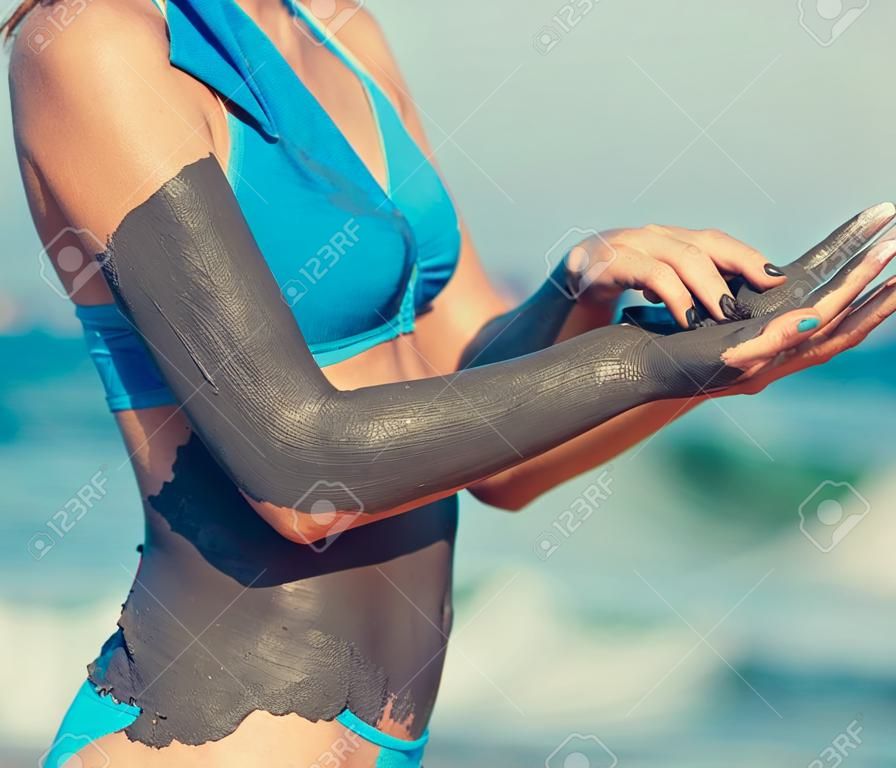 女人塗抹泥漿面膜對身體