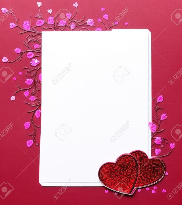 흰색 배경에 꽃과 발렌타인 데이 카드