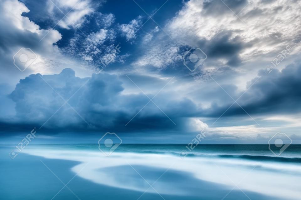 Mar y cielo nublado