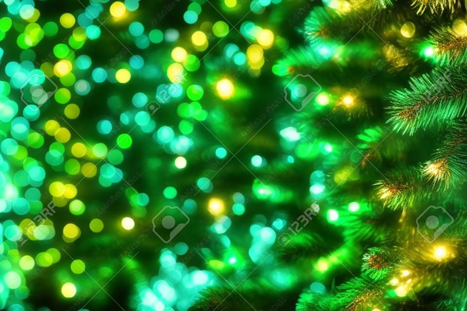 绿色圣诞树的特写