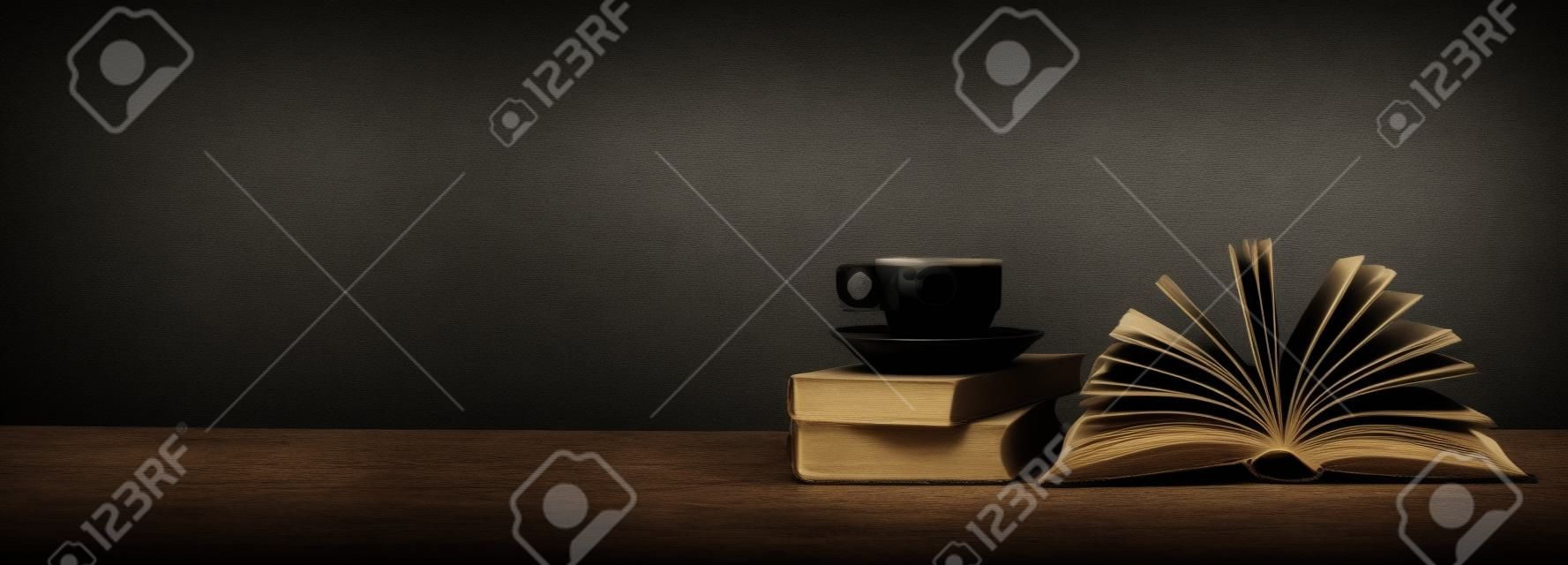 열린 된 책, 지저분한 배경, 파노라마, 복사본 공간에 커피 한잔