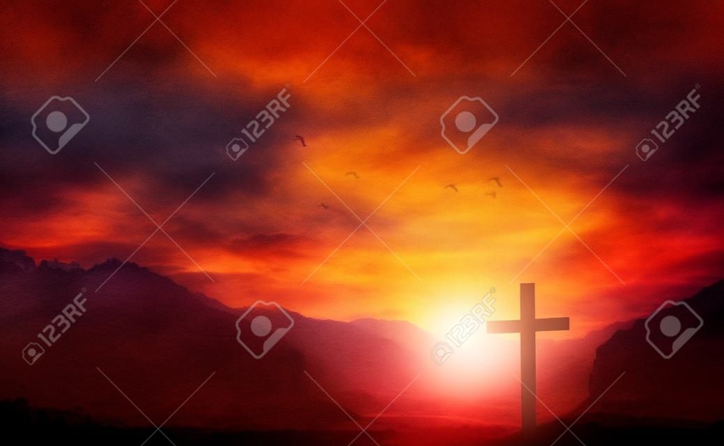 イースターコンセプト:カルバリー山の夕日背景のシルエットクロス