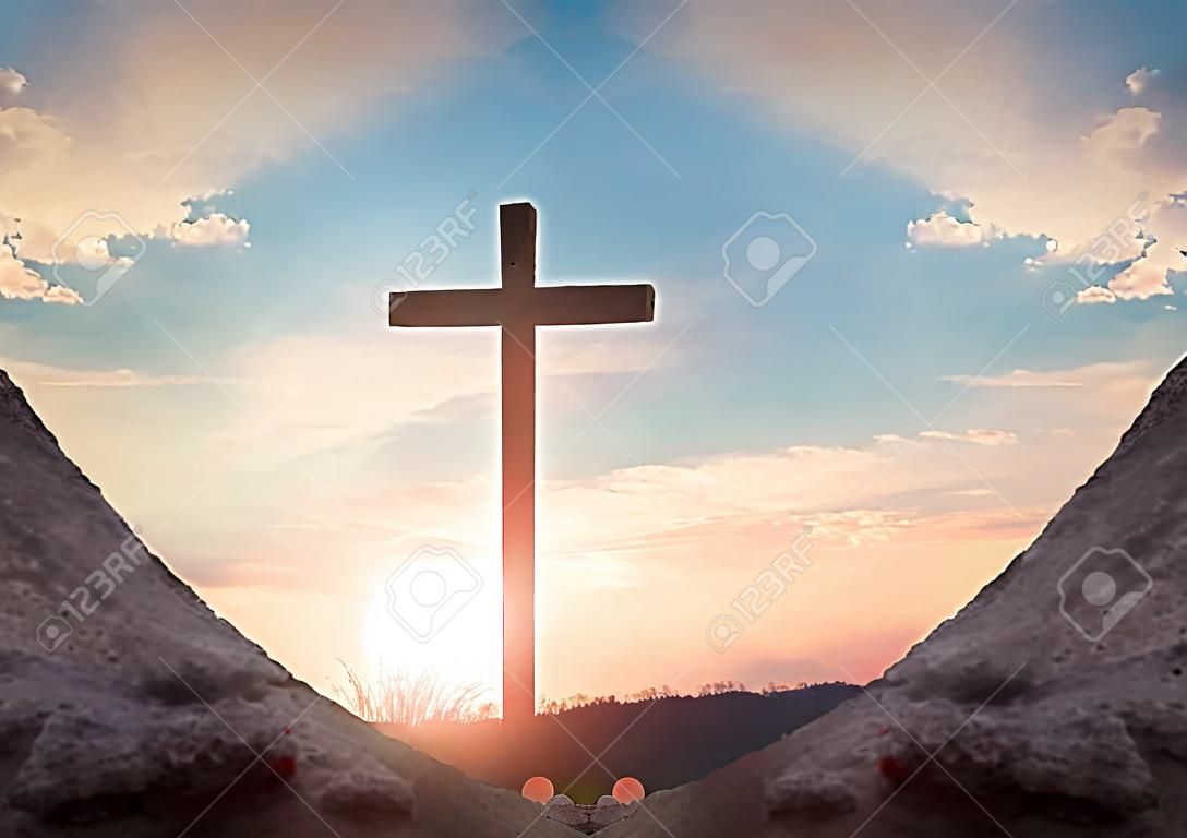 부활절 개념: 십자가 배경에 예수 그리스도 빈 무덤