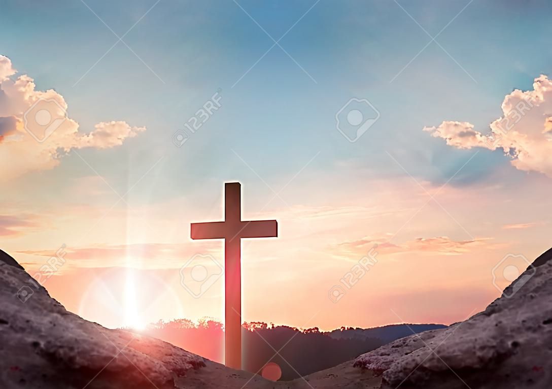 Concepto de Pascua: tumba vacía de Jesucristo en el fondo de la Cruz