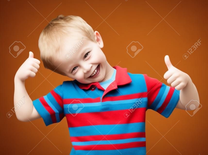 小男孩給了一個豎起大拇指標誌，是幸福的