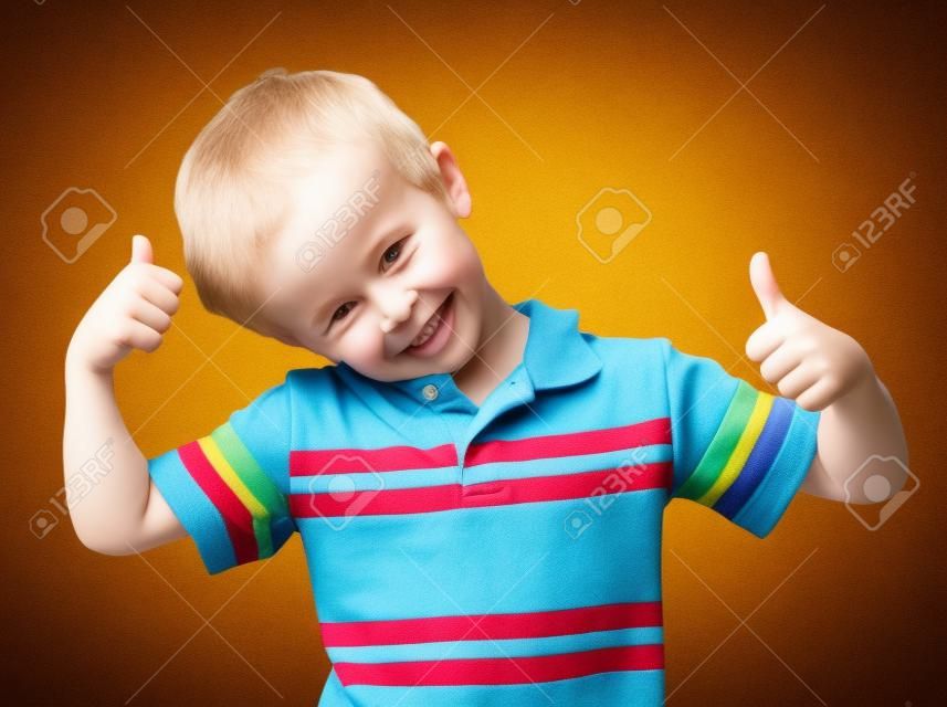 小男孩給了一個豎起大拇指標誌，是幸福的