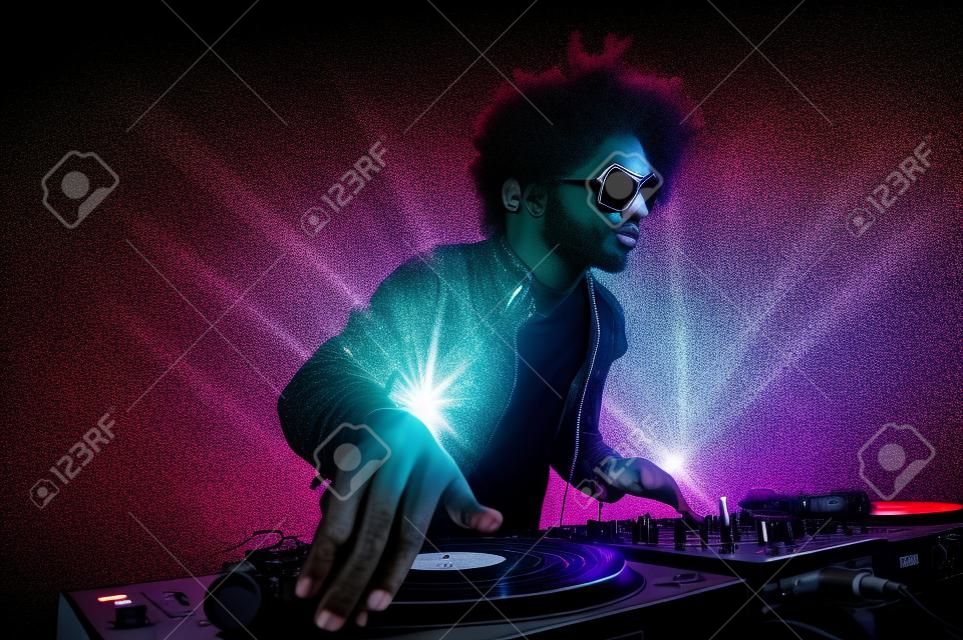Club DJ con afro peinado de reproducción de música de mezcla en el plato giratorio de vinilo en la fiesta con gafas de sol con la llamarada de la lente de las luces de la vida nocturna.