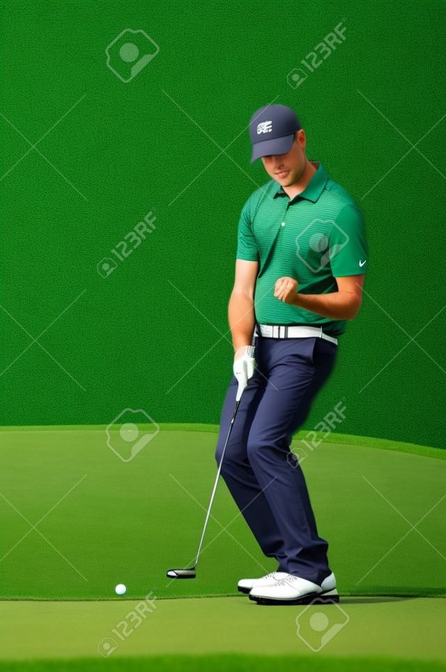 Golf uomo mettendo sul verde e puntando ad affondare golf putt colpo sul corso