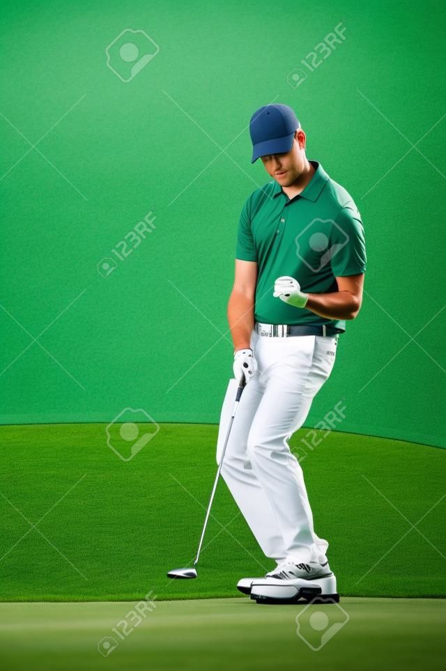 Golf Mann, der auf grün und mit dem Ziel, Golf Putt Schuss auf Kurs sinken