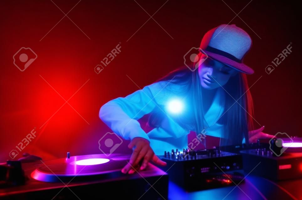 嘻哈DJ打女人在夜總會黨的生活方式