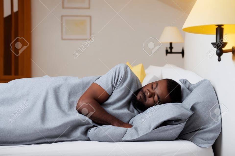 friedliche african black man bequem schlafen im Bett zu Hause
