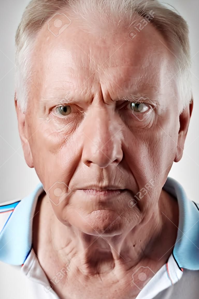 Retrato del hombre caucásico blanco verdadero viejo con ninguna o foto de pasaporte ID expresión completa colección de cara y expresiones diversas