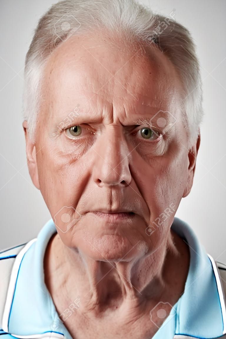 Retrato del hombre caucásico blanco verdadero viejo con ninguna o foto de pasaporte ID expresión completa colección de cara y expresiones diversas