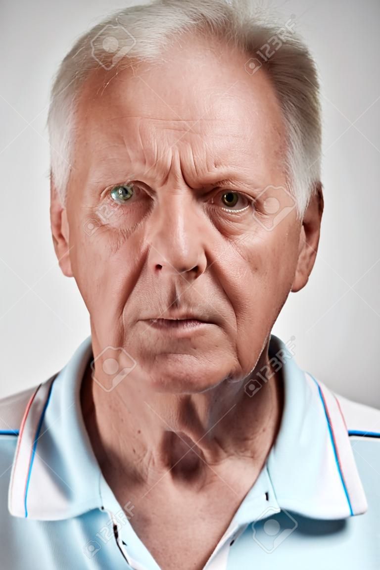 Portret prawdziwego starego białego mężczyzny rasy białej bez wyrażenia, dowód osobisty lub zdjęcie paszportowe, pełna kolekcja różnorodnych twarzy i wyrazów