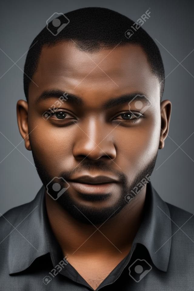 Портрет настоящего чернокожего африканца без выражения лица или паспорта, полная коллекция разнообразных лиц и выражений