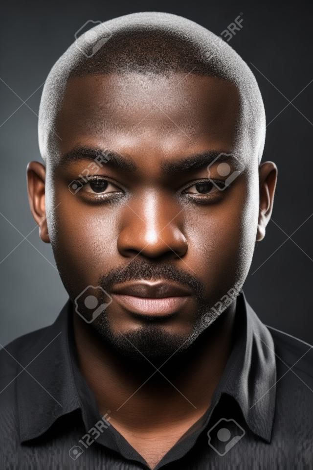 Портрет настоящего чернокожего африканца без выражения лица или паспорта, полная коллекция разнообразных лиц и выражений