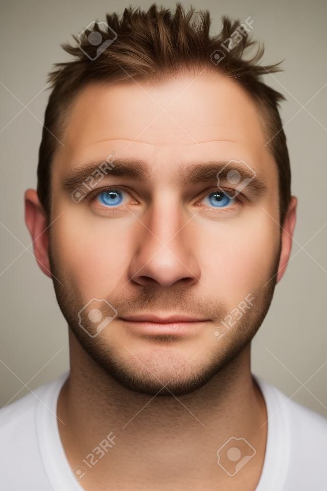 Retrato do homem caucasiano branco real sem identificação de expressão ou foto do passaporte coleção completa de rosto e expressões diversas