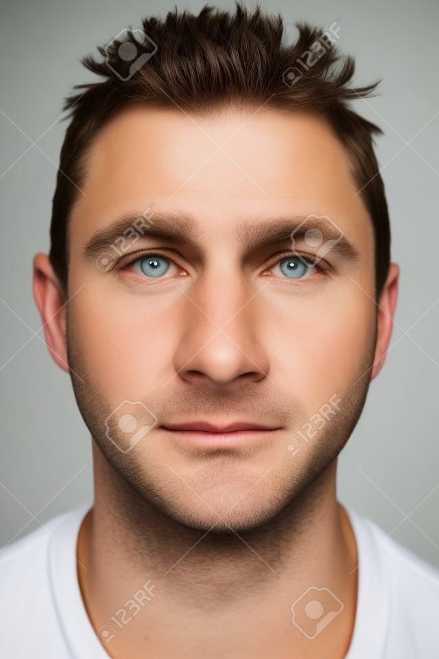 Portret van echte witte Kaukasische man zonder expressie ID of paspoort foto volledige collectie van diverse gezicht en uitdrukkingen
