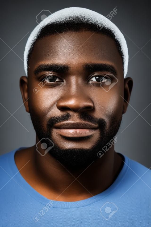 Portré igazi fekete afro férfi kifejezéstelen személyi igazolvány vagy útlevél fénykép teljes gyűjtemény sokszínű arcát és kifejezések