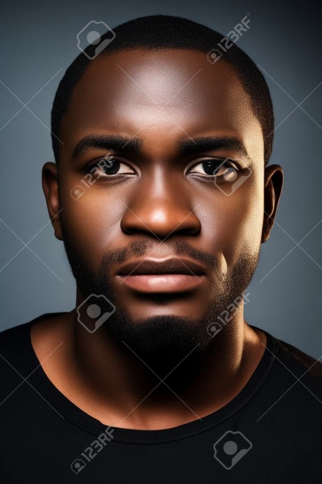 아니 식 ID 또는 여권 사진 진짜 검은 아프리카 남자의 초상화 다양 한 얼굴과 식의 전체 컬렉션