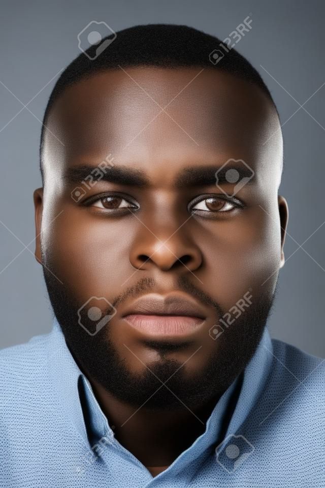 Portret van echte zwarte Afrikaanse man zonder expressie ID of paspoort foto volledige collectie van diverse gezichten en uitdrukkingen