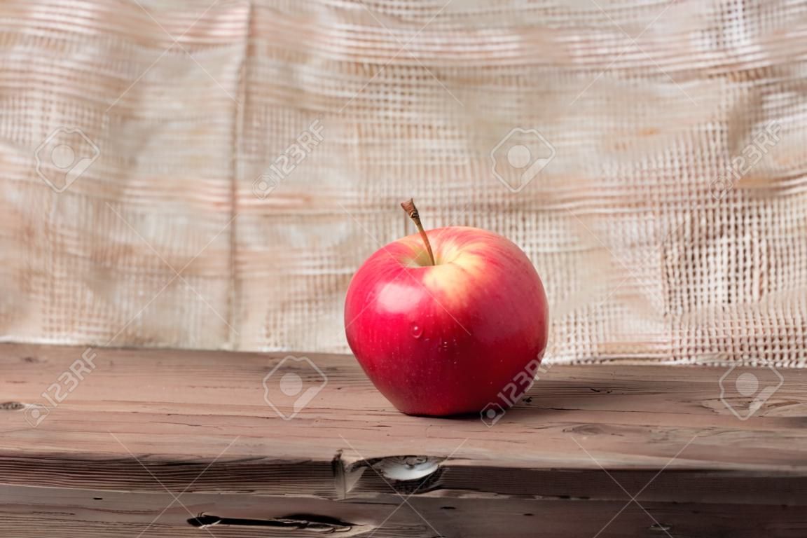 Apple sur planche de bois
