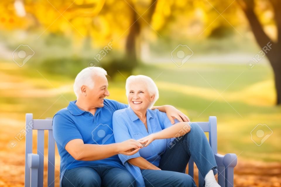 Senior couple assis sur un banc.
