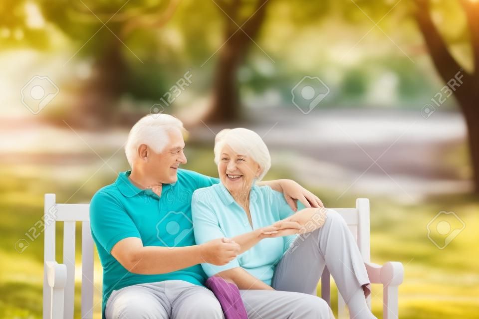 Senior couple assis sur un banc.