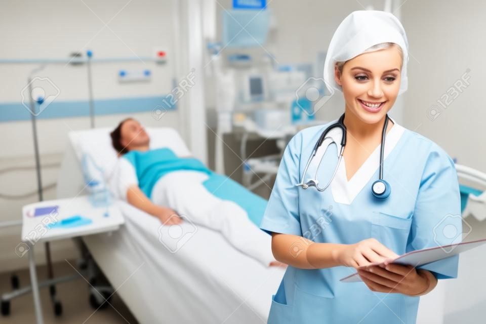 Pielęgniarka stoi patrząc w schowku w szpitalu oddziale