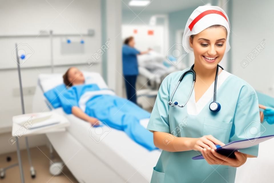 Pielęgniarka stoi patrząc w schowku w szpitalu oddziale