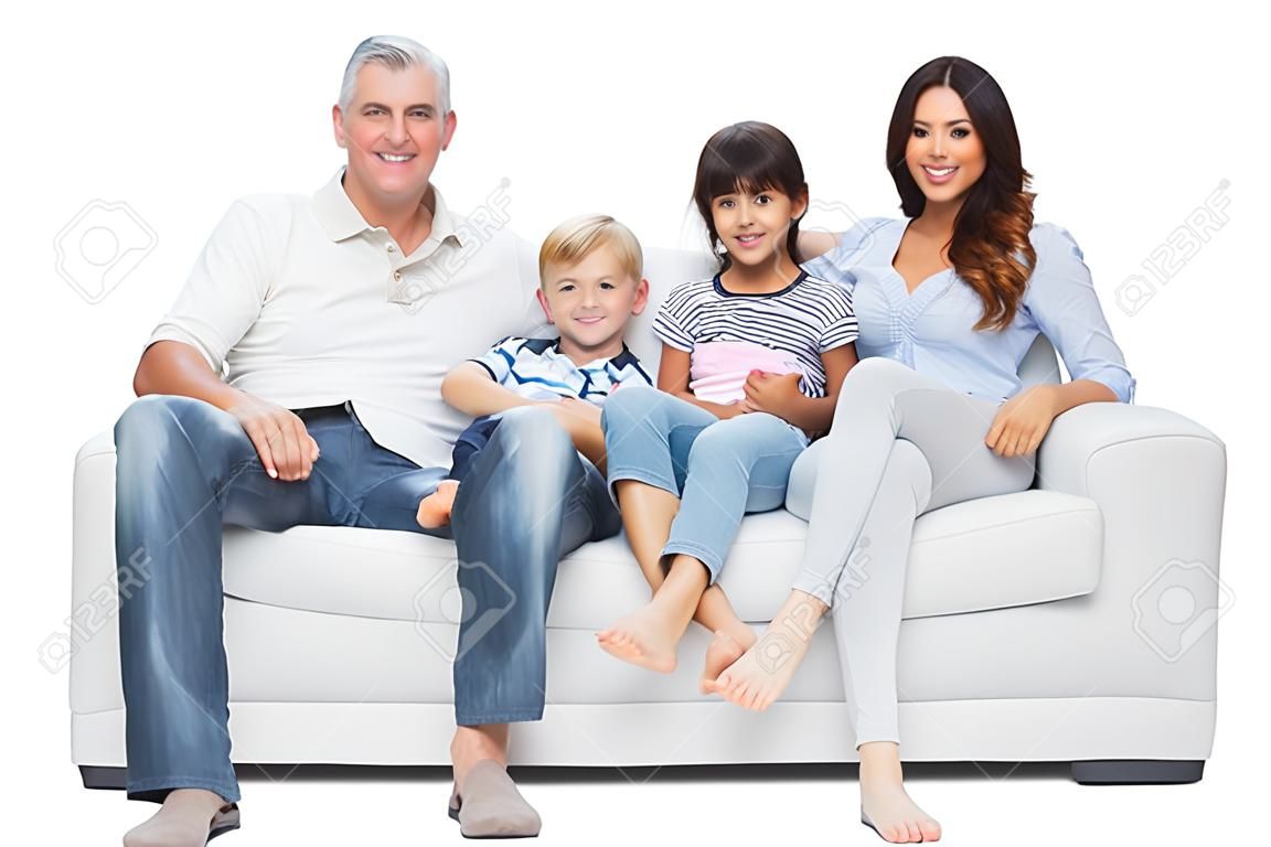 Familie zittend op de bank glimlachend op camera op witte achtergrond