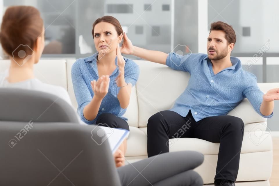 Coppia Angry parlando con loro terapeuta in ufficio terapisti