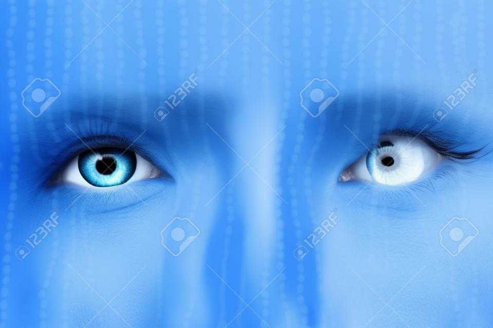 Złożony wizerunek niebieskie oczy na popielatej twarzy przeciw interfejsowi