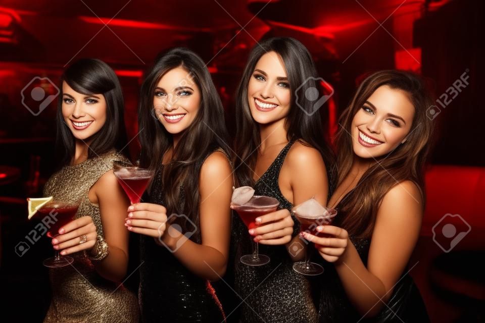 Ziemlich Freunden, die zusammen trinken Cocktails im Nachtclub