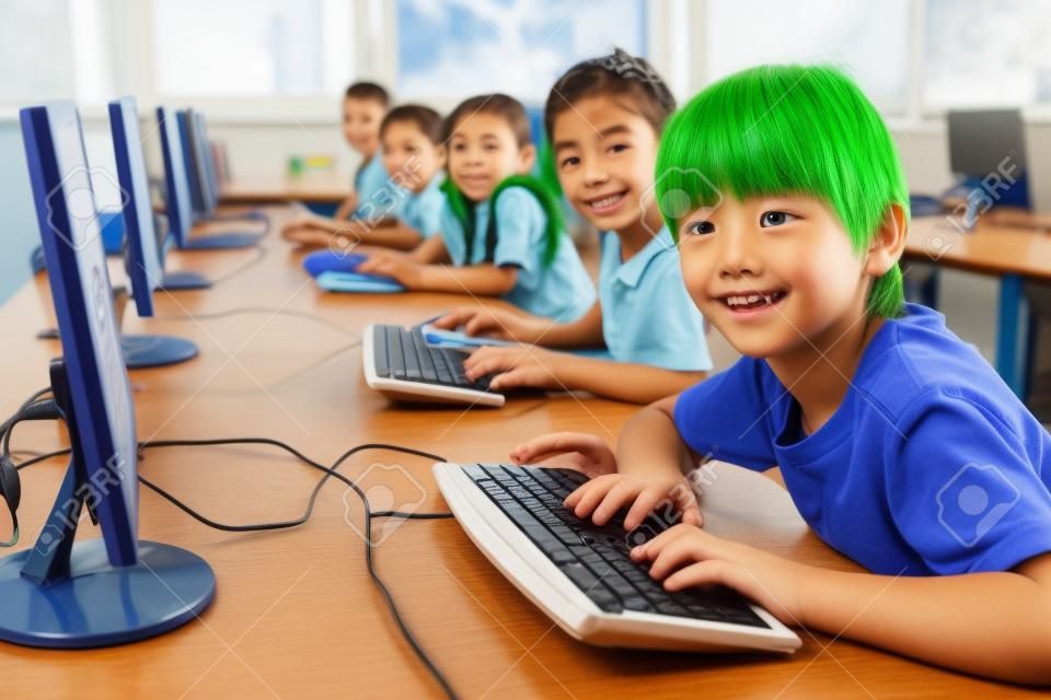 小学校のコンピュータ ・ クラスでかわいい生徒