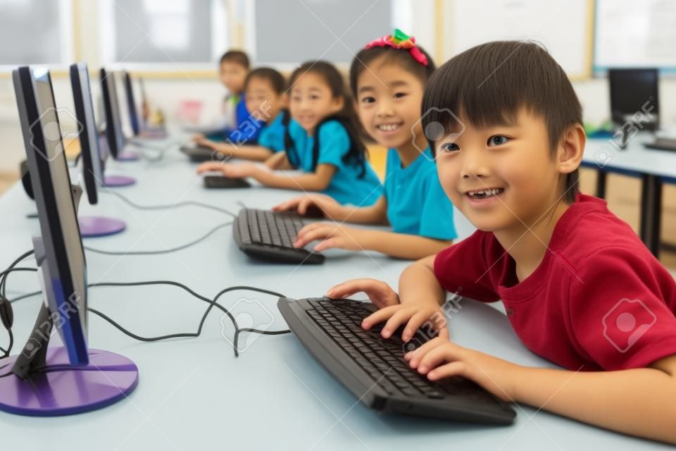 Alumnos lindos en la clase de computación en la escuela primaria